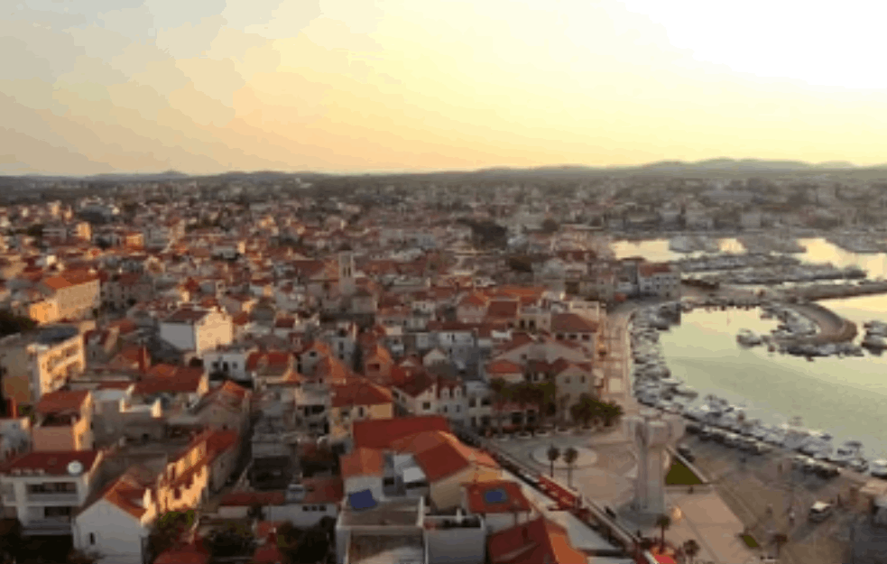 DVA MUŠKARCA SE SKORO <span style='color:red;'><b>POTPUNO NAGA</b></span> PROŠETALA HRVATSKIM VODICAMA: Na sebi imali MONOKINI koji ništa NIJE SKRIVAO! (FOTO) 